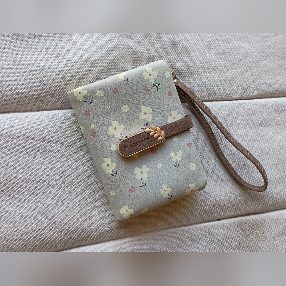 NWOT Prettyzys Floral Gray Wristlet Wallet